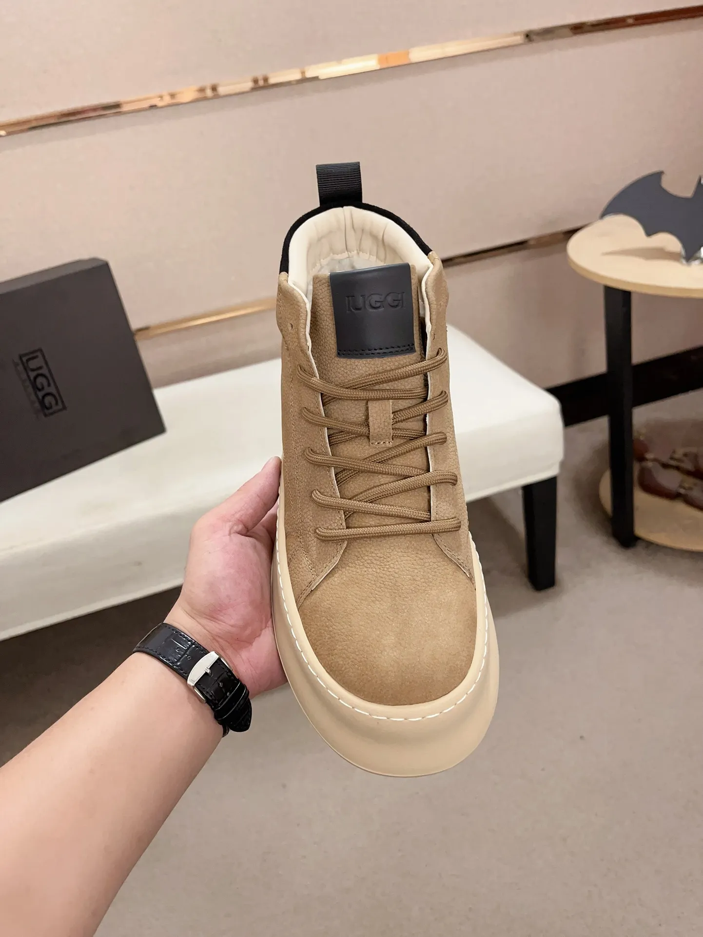 Factory price: 740💰North American men's shoes Ugg ☃️In the special sale of new high-quality men's shoes snow boots in autumn and winter, the nemesis of extreme cold weather! Made of cowhide leather, merino wool lining, and original outsole, whether driving, outdoor or daily wear, there is always one that suits you! Code number 39-44